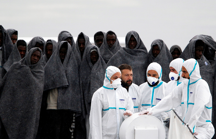 Корабль береговой охраны Италии прибыл в сицилийский порт Катания. На борту судна находились спасенные мигранты, которых обнаружили в Средиземном море у берегов Ливии. Беженцы надеялись добраться на лодках к берегам Европы.