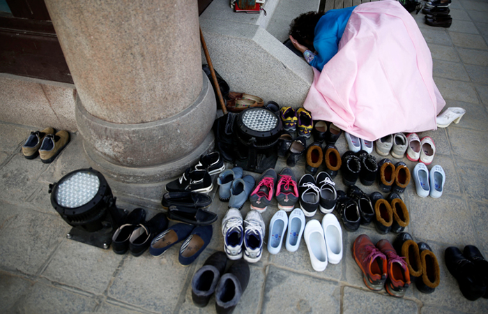 В Южной Корее сотни родителей пришли в один из буддистских храмов Сеула помолиться, чтобы их дети сдали экзамены в высшие учебные заведения. Вступительные тесты в стране сдают более 600 тысяч абитуриентов. Образовательная система в Южной Корее считается одной из самых эффективных среди развитых стран: вступительные экзамены являются обязательными. Успешное поступление в престижный вуз после школы является определяющим событием в жизни корейца.