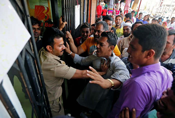 Ограничение на съем наличных и обмен валюты в Индии привело к огромным очередям у банков и потасовкам с охраной и полицией. На прошлой неделе премьер-министр Индии Нарендра Моди сообщил о решении вывести из оборота банкноты номиналом 500 и 1000 рупий в рамках мер по борьбе с коррупцией, что стало полной неожиданностью для населения. Эти крупные купюры составляют 85% оборота наличных денег в стране. Вслед за этим решением правительство ужесточило и правило обмена: теперь один человек за один раз может обменять только 2 тысячи индийских рупий (около $30).