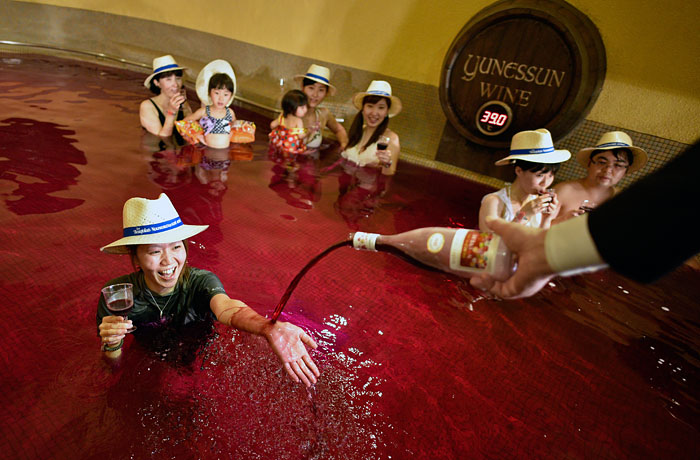 Японцы радуются празднику Божоле не меньше, чем французы. Уже который год на курорте Хаконэ, знаменитом своими горячими источниками, гостям предлагают ванну с молодым вином. Согласно законам Франции, вино свежего урожая официально презентуется в третий четверг ноября.