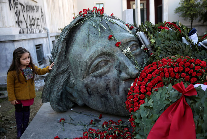 В Греции в 43-ю годовщину протестов молодежи против военной диктатуры почтили память погибших манифестантов. В историю событие вошло как восстание в Афинском Политехническом университете.