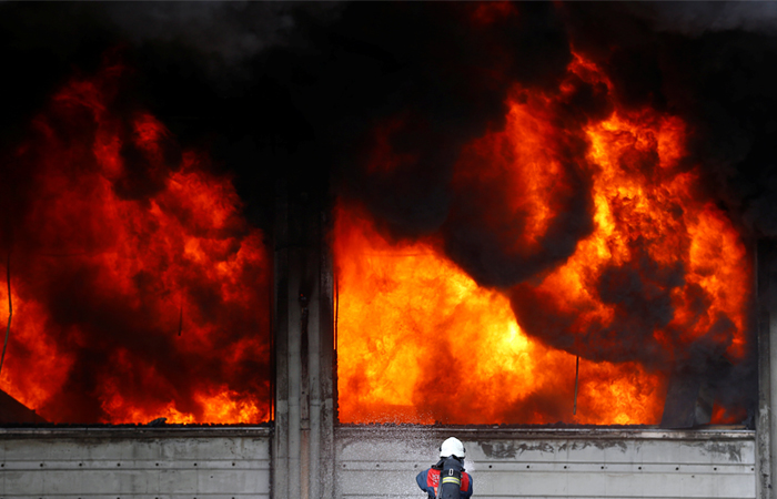 Крупный пожар произошел в Стамбуле на фабрике по производству пластиковых изделий