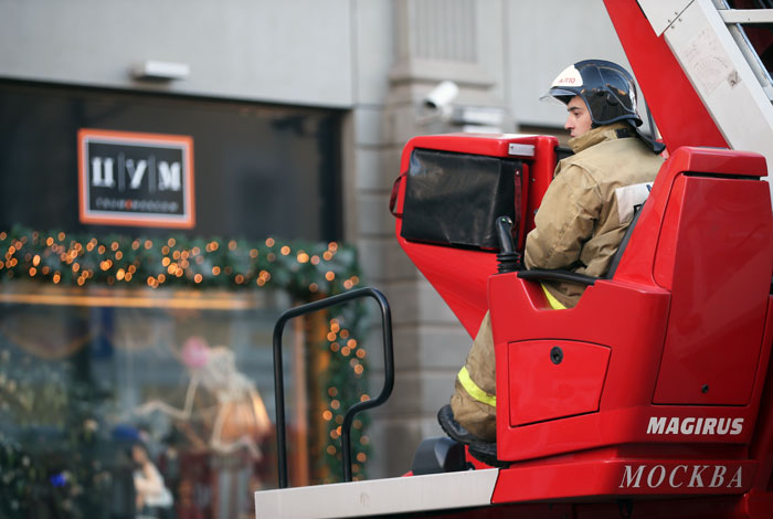 Из московского ЦУМа сегодня эвакуировали более тысячи человек из-за возгорания на минус первом этаже магазина