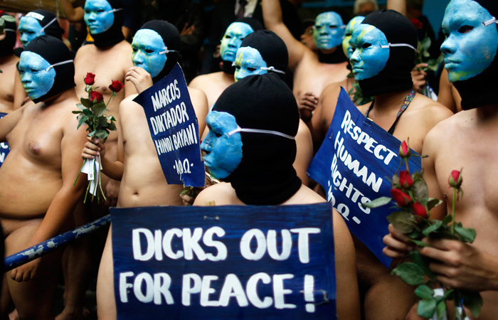 В Маниле продолжаются акции протеста против перезахоронения бывшего президента Филиппин Фердинанда Маркоса на кладбище национальных героев. Многие граждане страны считают, что подобные почести стали оправданием его преступлений. Фердинанд Маркос возглавлял Филиппины с 1965 по 1986 годы. За годы правления Маркоса его семья и лица из его ближайшего окружения присвоили из казны около $10 млрд.