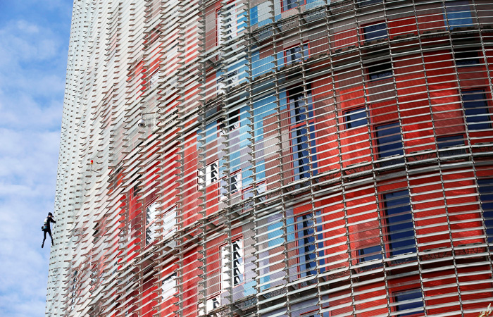 Французский скалолаз Ален Робер по прозвищу Человек-паук покорил 145-метровый небоскреб в Барселоне. Башня Агбар занимает 13-е место в списке самых высоких зданий Испании. Свое восхождение Ален Робер совершил без страховки.