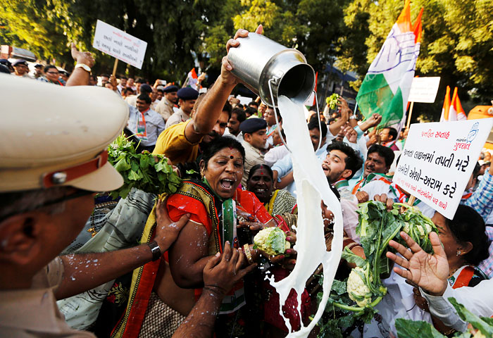 Потасовка сторонников оппозиции индийского конгресса с полицейскими в Ахмадабаде. Индия.