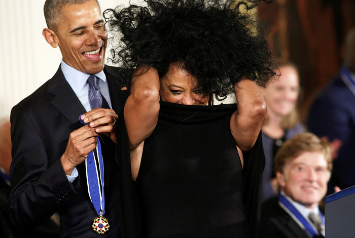 Барак Обама вручает Президентскую медаль Свободы певице Дайане Росс в Белом доме в Вашингтоне. США.