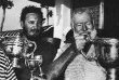 Фидель Кастро (слева) и американский писатель Эрнест Хемингуэй с полученными на конкурсе ловцов рыбы наградами. Куба, 1960 год
