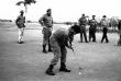 Фидель Кастро наблюдает за тем, как аргентинский революционер, кубинский государственный деятель Эрнесто Че Гевара играет в гольф