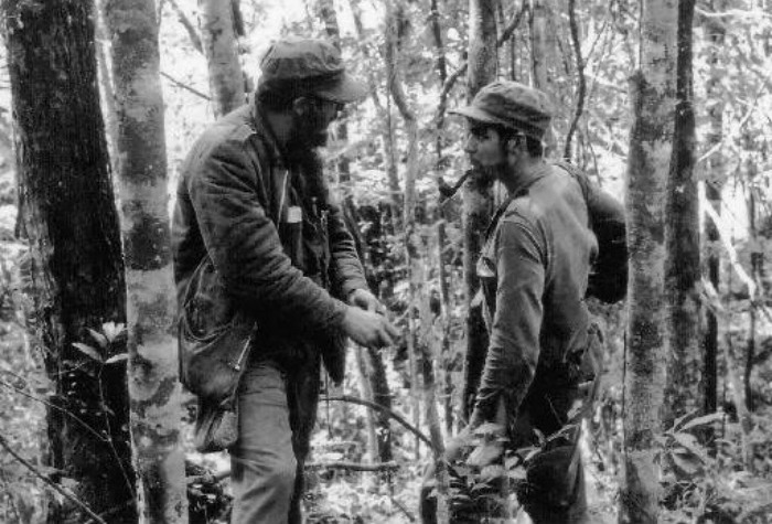 Лидеры кубинской революции Фидель Кастро (слева) и Эрнесто Че Гевара в лесах Сьерра-Маэстра в 1957 году. Свергнуть режим Фульхенсио Батисты на Кубе им удастся в 1959 году. 
