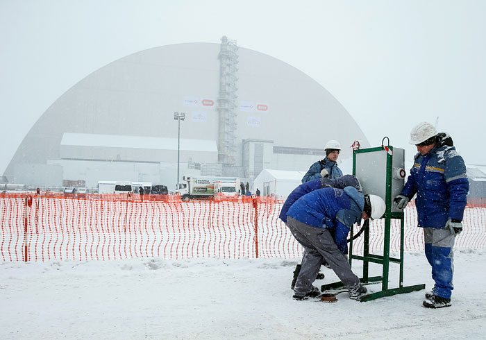 Разрушенный энергоблок Чернобыльской АЭС накрыли новым саркофагом. Успешное завершение установки нового безопасного конфайнмента (арки) над четвертым энергоблоком является ключевым этапом международной программы, направленной на преобразование ЧАЭС в экологически безопасный объект, завершение которой ожидается в ноябре 2017 года.