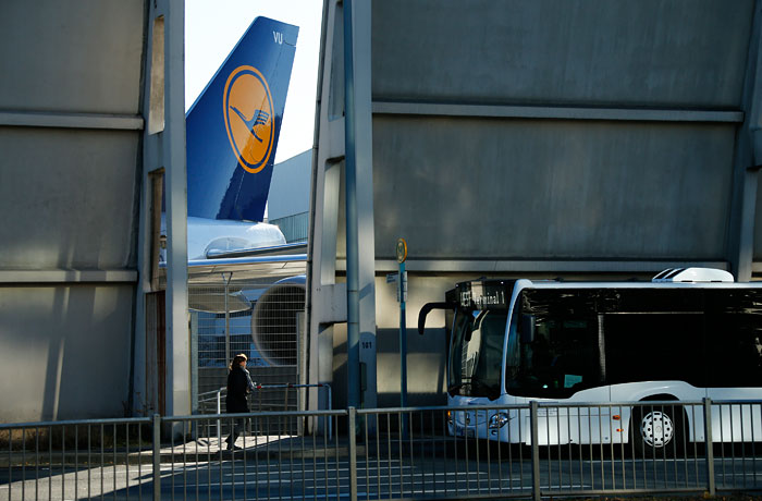 В Германии вторую неделю продолжается забастовка пилотов авиакомпании Lufthansa. Во вторник не состоятся 816 перелетов германского авиаперевозчика из запланированных 3 тыс., что затронет 82 тыс. пассажиров. В среду будет отменено 890 рейсов, которые должны были перевезти порядка 98 тыс. человек. Нынешний конфликт является самой длительной забастовкой пилотов Lufthansa.