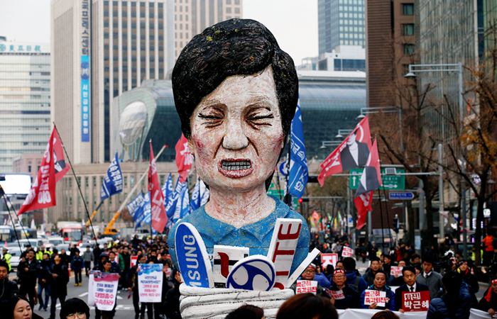 В Сеуле проходит масштабная акция за отставку президента страны Пак Кын Хе. Политический скандал вокруг президента Южной Кореи разгорелся после того, как стало известно, что ее близкая подруга Цой Сун Силь, не занимая каких-либо постов в администрации, правила ряд текстов президентских выступлений до того, как они были публично прочитаны. Кроме этого, Цой Сун Силь обвиняют в переводе пожертвований, полученных по принуждению от крупных компаний вроде Samsung, в НКО, созданные для ее нужд.