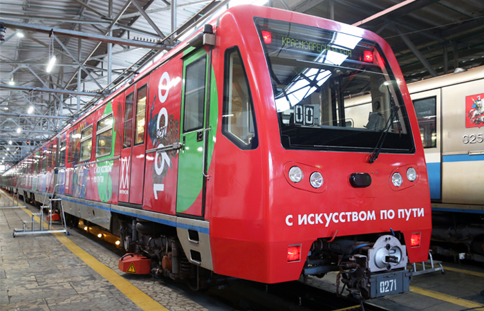 В московском метро на кольцевой линии запустили поезд, посвященный русской живописи XX века. Всего в поезде представлены 78 фрагментов художественных работ из коллекции Третьяковской галереи на Крымском Валу. В рамках проекта станция метро "Парк культуры" также получит новое оформление: брендированные баннеры на платформах и эскалаторах, наклейки в межарочных пространствах, стикеры на дверях и на полу, уличные инсталляции и плакаты при входе в метро.