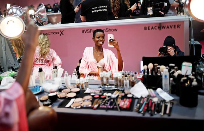 Ангелы Victoria’s Secret готовятся к ежегодному показу в Париже. В грандиозном шоу примут участие знаменитые модели, в частности, Адриана Лима, Алессандра Амбросио, Лили Олдридж, а также сестра американской телезвезды Ким Кардашьян - Кендалл Дженнер. Честь представить на подиуме культовое Fantasy Bra стоимостью 3 миллиона долларов в этом году выпала американской топ-модели Жасмин Тукс.