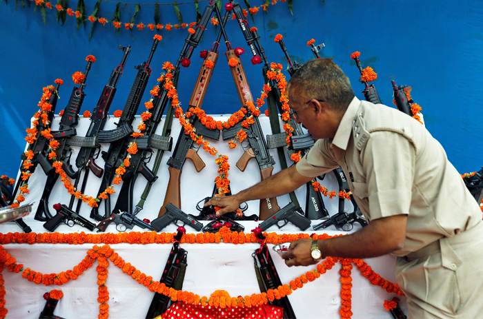 В Индии празднуют фестиваль Душера - один из самых популярных народных религиозных праздников, который отмечается во всех городах страны. Праздник прославляет победу бога Рамы над королем демонов. Во время фестиваля индийские солдаты проводят обряды почитания оружия.