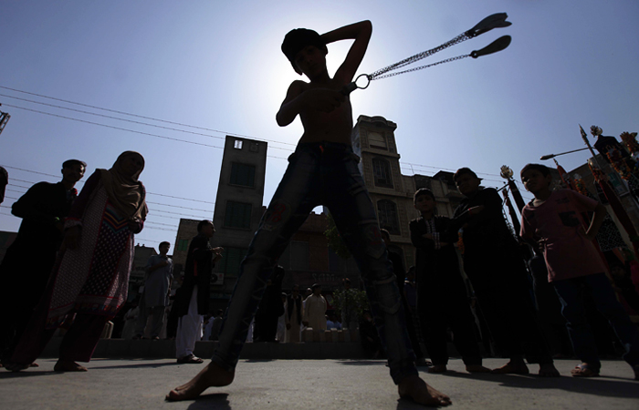 В пакистанском Пешаваре в преддверии дня Ашура совершают кровавый обряд сотни афганских мусульман-шиитов. Он заключается в истязании себя цепями и ножами, а также хождении по углям. Так шииты вспоминают в этот день о мученической смерти внука пророка Мухаммеда - имама Хусейна.