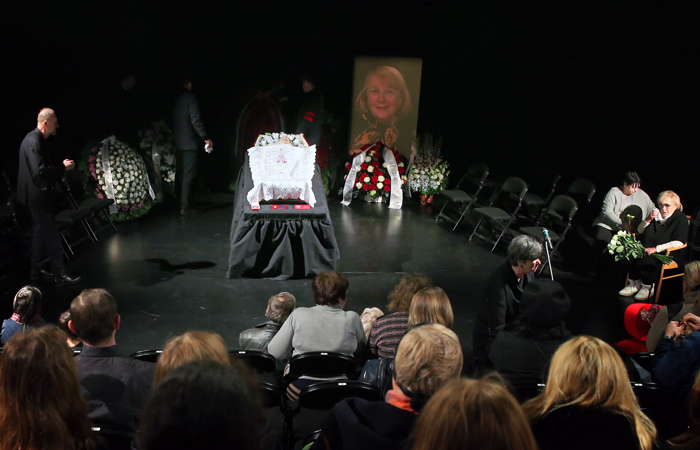 Церемония прощания с народной артисткой России Людмилой Ивановой на новой сцене театра "Современник"