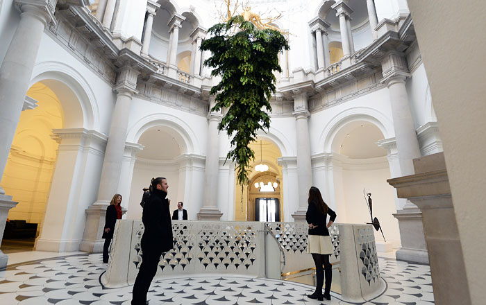 Необычная рождественская ель появилась в  Британской галерее Тейт в Лондоне