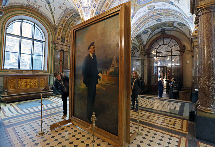 В Музее прикладного искусства в Санкт-Петербурге представили двойной портрет Николая II и Владимира Ленина. Парадное изображение императора Николая II (1896) было создано в год его коронации портретистом Ильей Галкиным. В 1924 году художнику Владиславу Измайловичу поступил заказ на посмертный портрет Ленина, который он написал на обратной стороне портрета императора, замазав его черной гуашью.