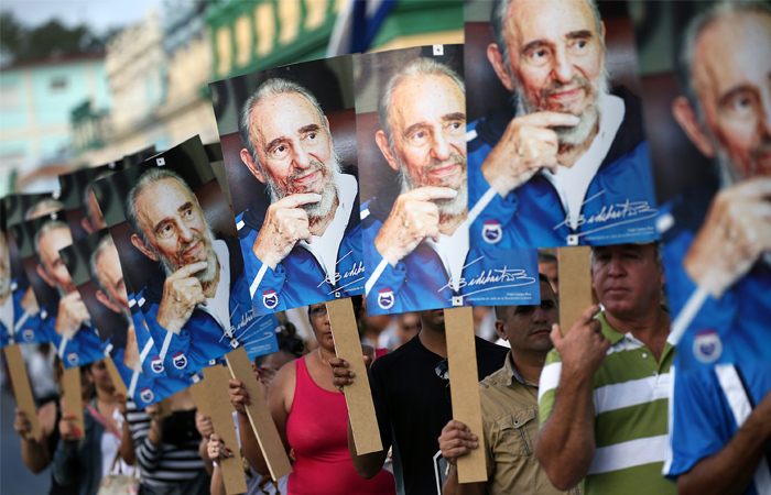 Сотни жителей заполнили улицы города Лас-Тунас, чтобы проститься с Фиделем Кастро. Колонна машин, в одной из которых находится урна с прахом лидера кубинской революции, следует в направлении восточной провинции Сантьяго-де-Куба, где пройдут похороны Кастро.