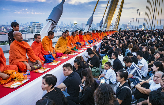Тысячи человек собрались на мосту Пхумипона в Бангкоке в честь дня рождения короля Таиланда Пхумипона Адульядета, который скончался 13 октября в возрасте 88 лет