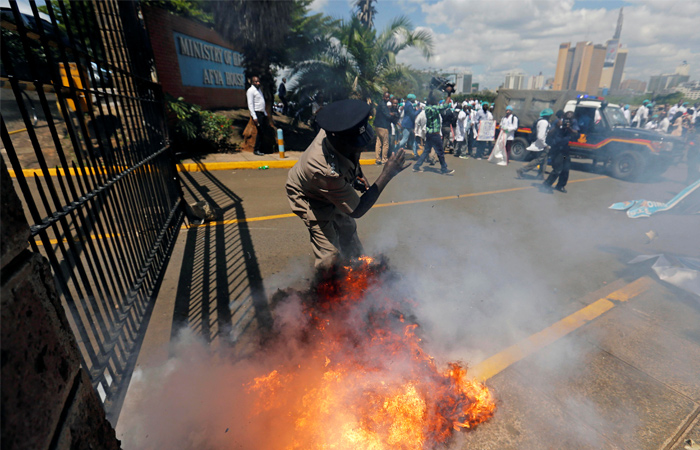 У здания министерства здравоохранения в столице Кении прошла акция протеста медицинских работников. Протестующие врачи требовали повышения зарплат, обещанных еще в 2013 году.
