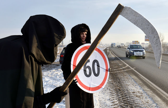 В Абакане сотрудники ГИБДД совместно со студентами-активистами провели акцию "Скорость смерти" с целью напоминания водителям о необходимости соблюдения скоростного режима и правил безопасного вождения