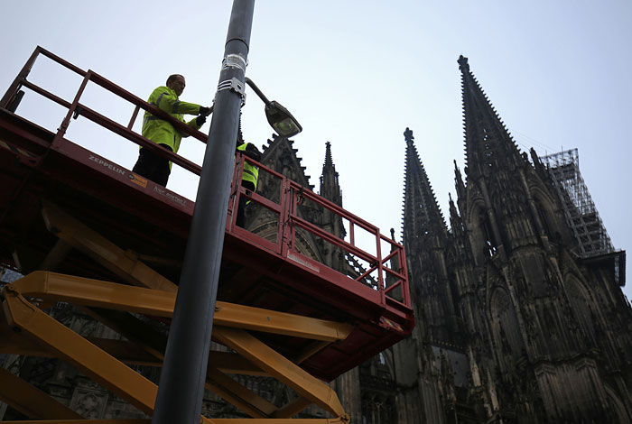 Полиция Кельна переходит на усиленный режим безопасности в преддверии новогодних и рождественских праздников. Вблизи Кельнского собора и расположенного рядом центрального железнодорожного вокзала устанавливаются дополнительные системы видеонаблюдения. Число сотрудников, патрулирующих окрестности увеличено со 140 до 1,5 тысяч человек. Такие меры приняты во избежание повторения серии правонарушений, которые произошли в городе в прошлом году. Атаки беженцев спровоцировали усиление антииммигрантских настроений в Германии.