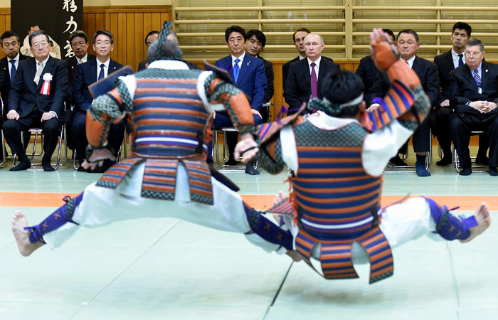 Президент России Владимир Путин в компании премьер-министра Японии Синдзо Абэ посетил центр единоборств "Кодокан" в Токио, где ему были продемонстрированы традиционные приемы дзюдо. Двухдневный визит российского лидера в Японию начался 15 декабря.