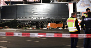 Грузовик въехал в толпу на ярмарке в Берлине