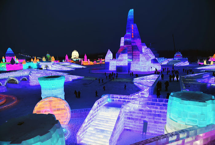 В китайском Харбине открылся Международный фестиваль ледяных скульптур. Ежегодный праздник льда и снега является одним из четырех крупнейших в мире наряду с японским фестивалем в Саппоро, канадским зимним карнавалом в Квебеке и норвежским лыжным фестивалем.