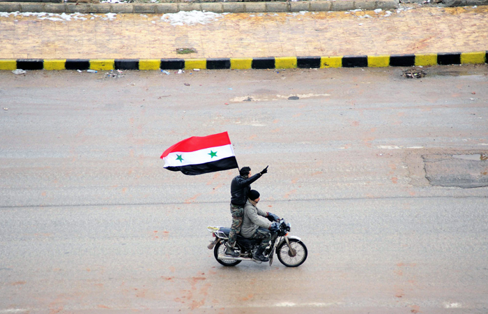 Солдаты сирийской армии празднуют освобождение Алеппо от боевиков. В четверг 22 декабря правительственные войска Сирии установили полный контроль над городом.