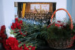 Цветы у здания концертного зала "Александровский" в Москве, где находится репетиционная база Ансамбля имени Александрова