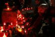 Жители Сочи зажигают свечи на набережной в память о жертвах авиакатастрофы