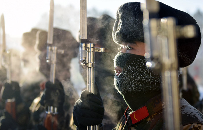 Солдаты Народно-освободительной армии Китая провели очередную тренировку при температуре минус 34 градуса по Цельсию в провинции Хэйлунцзян на северо-востоке Китая