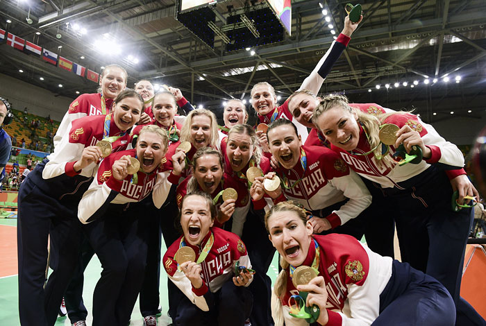 Сборная России, хоть и в значительно усеченном составе, была допущена к участию в Олимпийских играх в Рио-де-Жанейро. Главное соревнование года российская команда завершила на четвертом месте общемедального зачета, что на родине, при учете сопутствующих обстоятельств,было расценено как достойный результат. На фото - обладатели золота Игр-2016, гандболистки сборной России