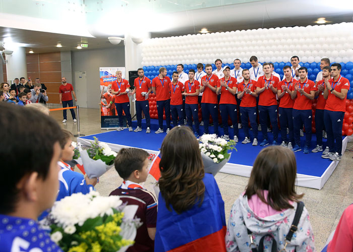 Сборная России по мини-футболу покорила сердца отечественных болельщиков, проведя блистательный путь от группового этапа ЧМ в Колумбии до финала турнира. До решающей стадии ЧМ российская команда пробилась впервые в истории (ранее высшим ее достижением была бронза), что не помешало ей оказать достойное сопротивление сборной Аргентины. Южноамериканским мастерам мини-футбола удалось победить россиян с перевесом лишь в один мяч - 5:4.