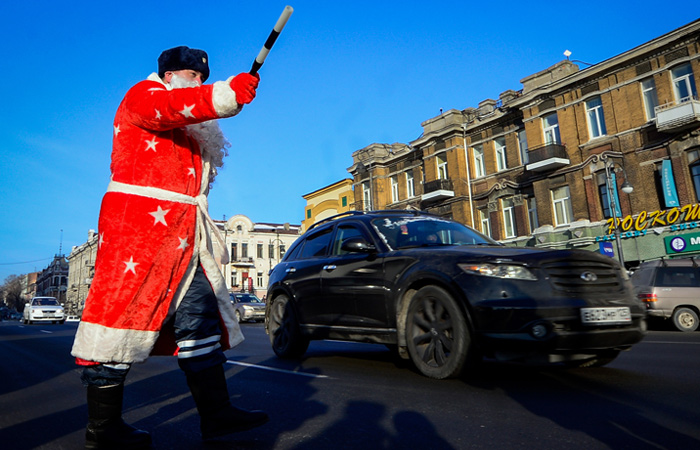 Во Владивостоке прошла ежегодная акция "Полицейский Дед Мороз", во время которой сотрудники дорожно-патрульной службы, переодетые в праздничные костюмы, поздравили водителей и пешеходов города с наступающим Новым годом