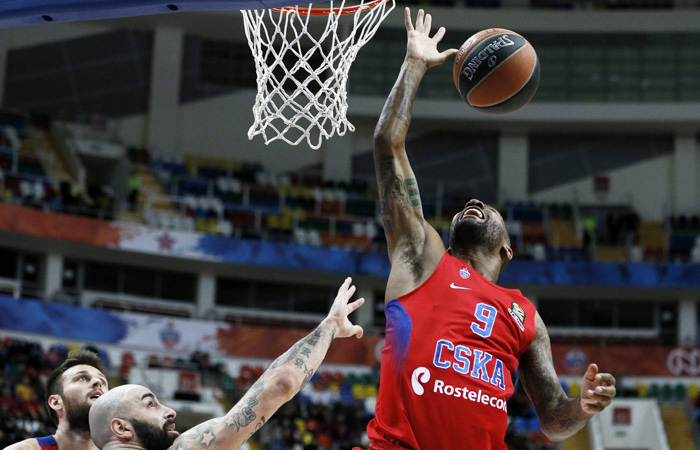 Баскетболисты московского ЦСКА завершили 2016 год в качестве действующего победителя Евролиги. В финале прошедшего в Берлине турнира армейцы встречались с турецким "Фенербахче". По ходу игры российская команда добилась значительного преимущества в счете, столь же быстро его растеряла, а победитель в итоге определился в овертайме. Так ЦСКА стал трехкратным триумфатором Евролиги, ранее турнир ему покорялся в 2006 и 2008 годах.