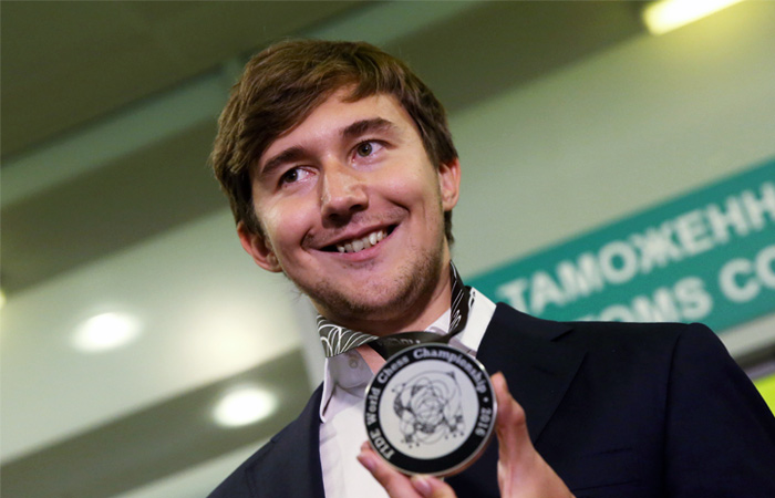 Российский гроссмейстер Сергей Карякин на равных в матче за звание чемпиона мира по шахматам с действующим обладателем титула норвежцем Магнусом Карлсеном, выиграв в одной из партий, проиграв в другой (остальные 10 завершились вничью). Судьба матча решилась на тай-брейке, где успех сопутствовал Карлсену. Как позже объяснил Карякин "Интерфаксу", причина его итоговой неудаче кроется в том, что ему не удалось перестроиться на игру в быстрые шахматы, составляющую основу тай-брейка. Что, однако, не помешало ему в декабре выиграть чемпионат мира по быстрым шахматам, где участвовал и Карлсен.