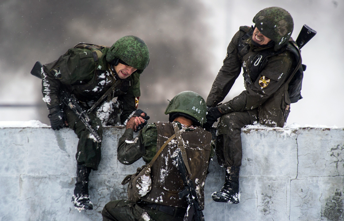 В Новосибирской области на базе учебного центра "Горный" прошли квалификационные испытания на право ношения крапового берета. Из 58 военнослужащих обладателями крапового и темно-зеленого берета стали 11 представителей Сибири, пять военнослужащих из Приволжья, трое с Урала и двое с Дальнего Востока.