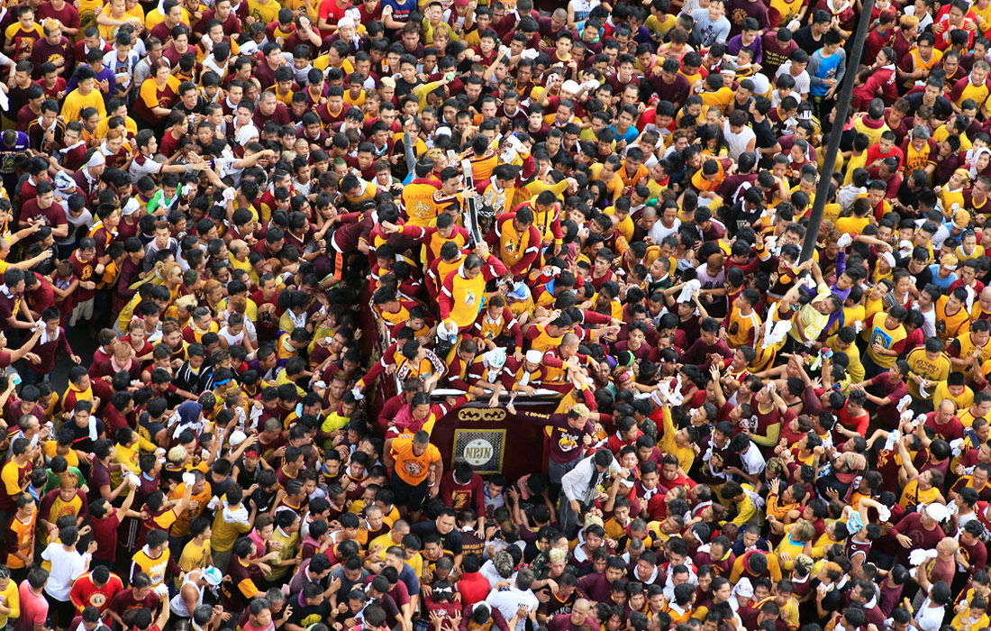 В столице Филиппин Маниле состоялась религиозная процессия в честь "Черного Назарянина" -  деревянной статуи Христа, который несет на плечах крест. Шествие ежегодно собирает миллионы участников, которые стремятся лично прикоснуться к статуе, веря в ее чудотворную силу.