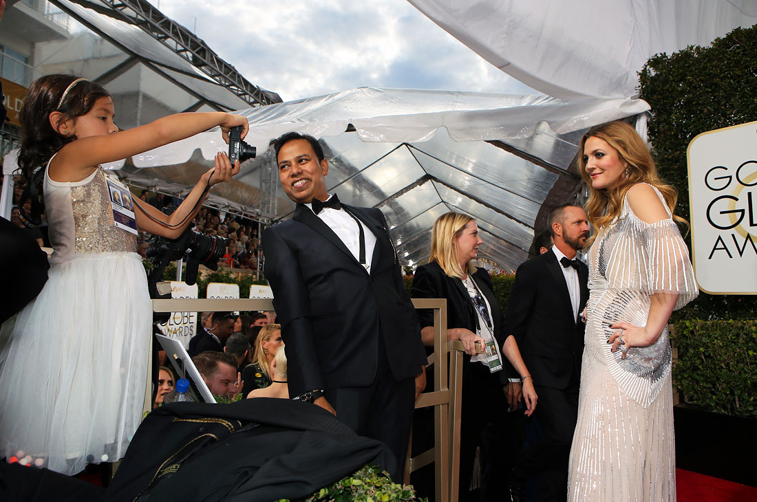 Дрю Бэрримор позирует фанатам