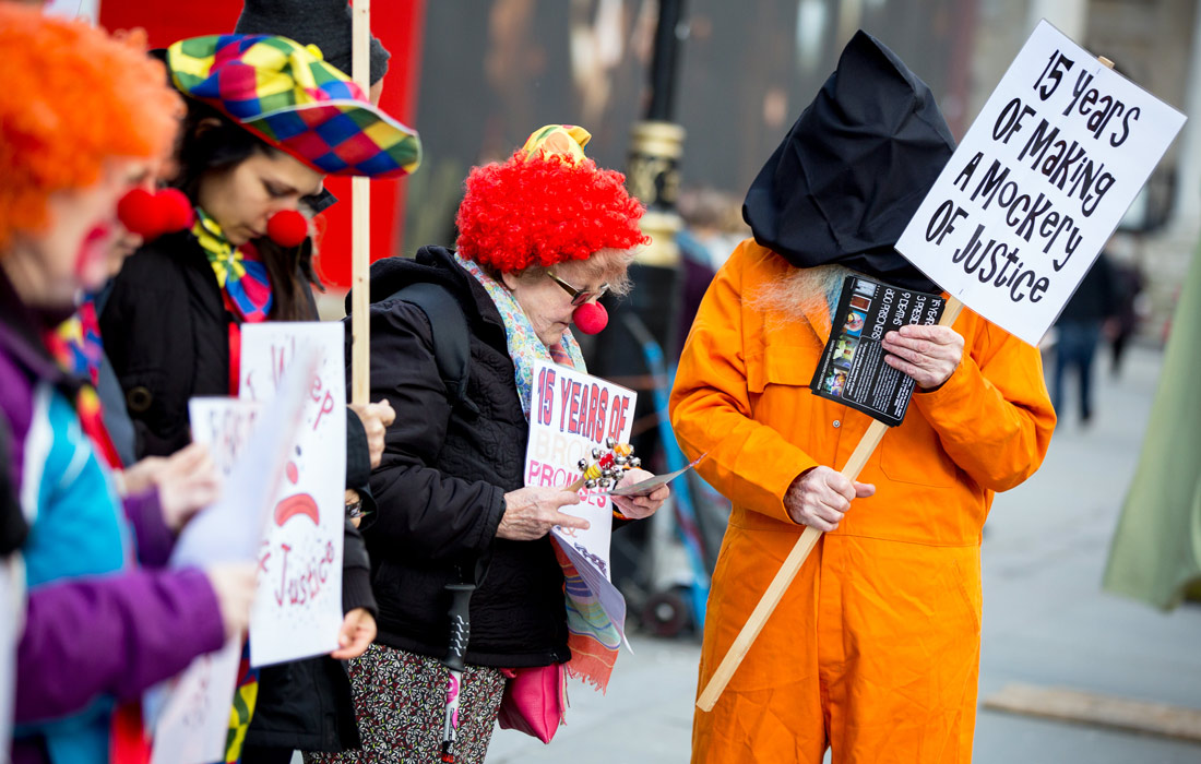 В Лондоне прошла акция протеста с требованием закрыть тюрьму Гуантанамо. Тюрьма была построена на территории бывшей американской военной базы на Кубе в январе 2002 года. В ходе своей предвыборной кампании Барак Обама пообещал закрыть тюрьму, но исправительное заведение продолжает свою работу по сей день.