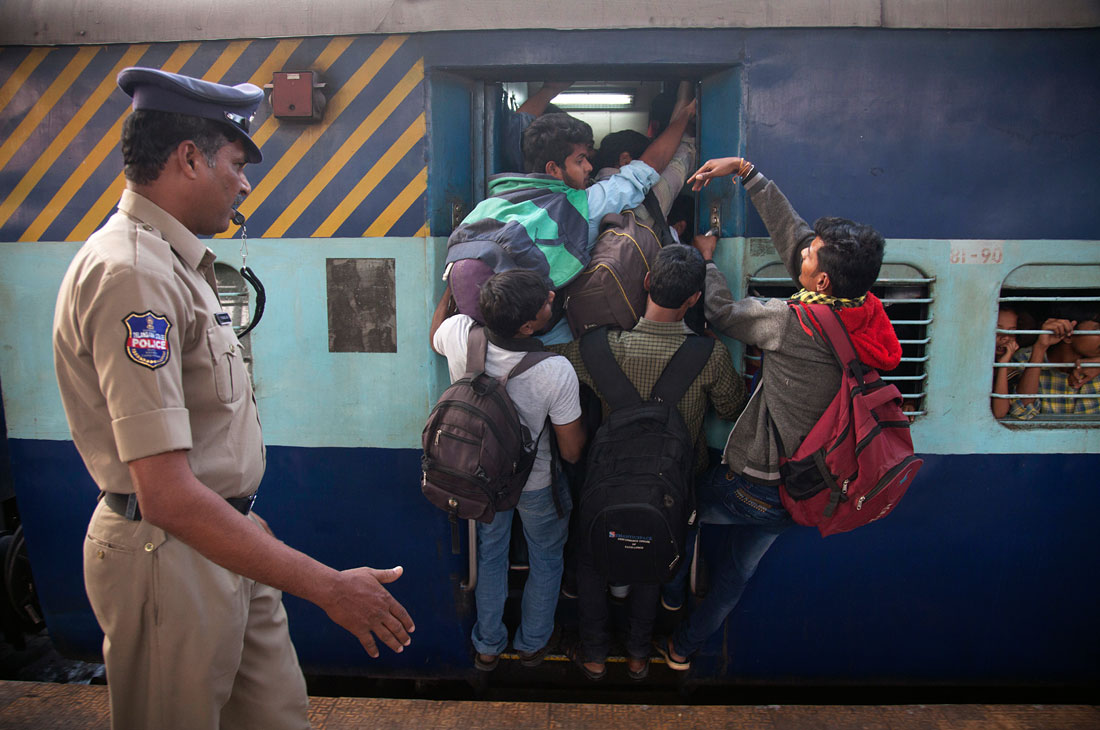 В Индии - ажиотаж в преддверии фестиваля Макара-санкранти, который отмечается 14 января. Поезда и железнодорожные платформы переполнены людьми, желающими уехать в свои родные города, чтобы отпраздновать этот значимый день.