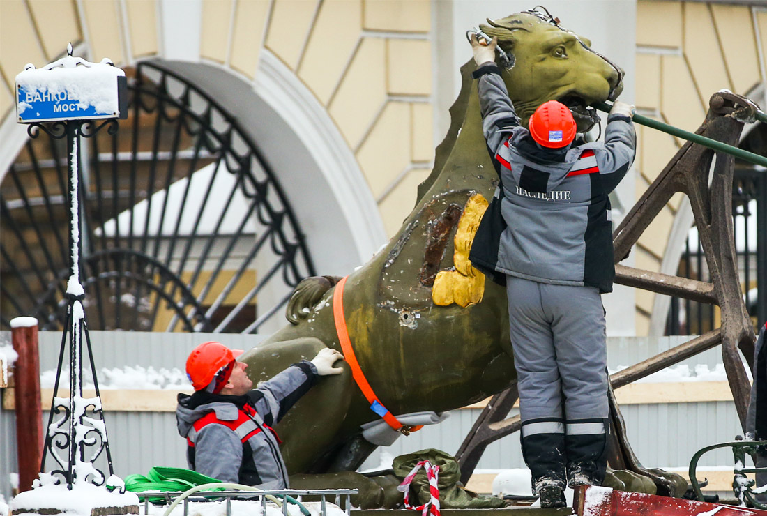 Реставраторы Петербурга приступили к демонтажу скульптур грифонов на Банковском мосту в центре северной столицы. До настоящего времени знаменитые грифоны всегда реставрировались на мосту и никогда не покидали свои "насиженные" места. Скульптуры крылатых львов работы Павла Соколова украшают Банковский пешеходный мост через канал Грибоедова с 1826 года.