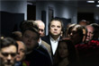 Генеральный директор Первого канала Константин Эрнст (в центре) перед прощанием с погибшими в катастрофе Ту-154 журналистами в телецентре "Останкино"