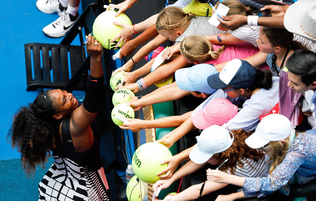 В Мельбурне проходит Открытый чемпионат Австралии по теннису, который дал старт новому сезону серии "Большого шлема". Общий призовой фонд турнира составляет 36 миллионов 260 тысяч долларов. На фото: американка Серена Уильямс раздает автографы после победы над швейцарской теннисисткой Белиндой Бенчич.
