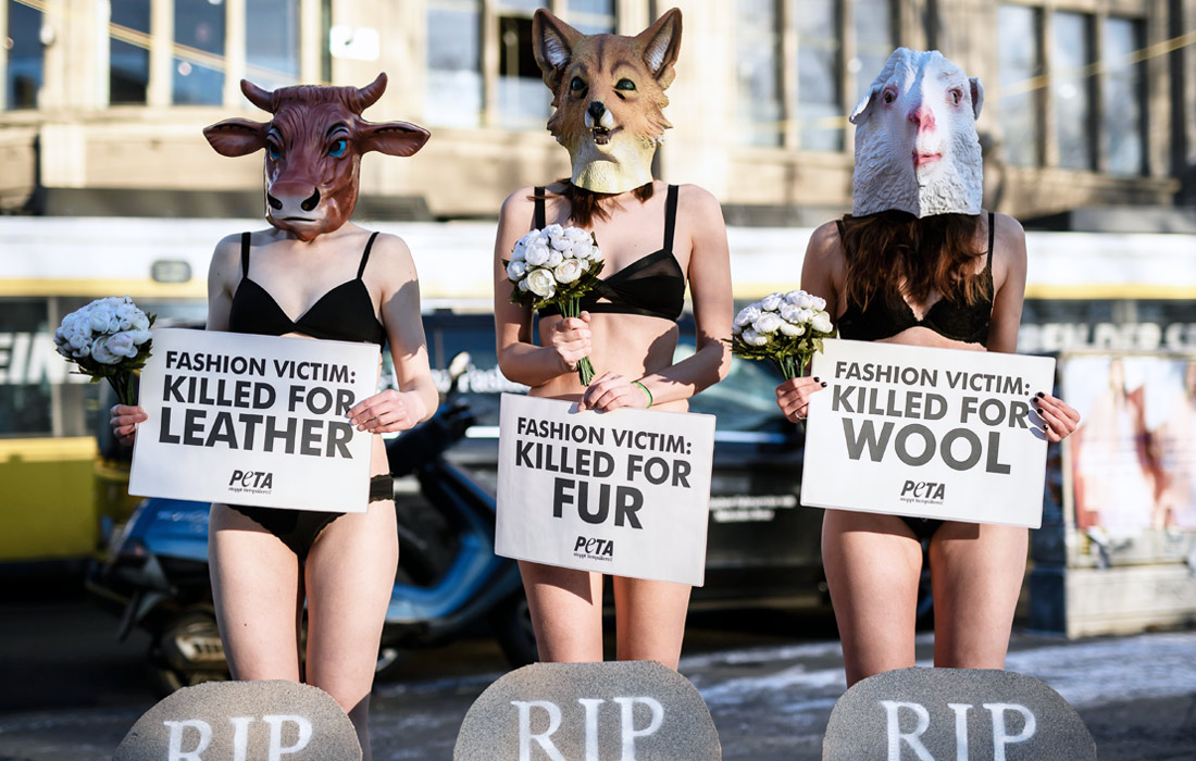 Активистки организации PETA, ведущей борьбу за права животных, устроили акцию протеста в первый день Недели моды в Берлине. Полуобнаженные зоозащитницы выступили против убийства животных ради производства одежды из кожи и меха.